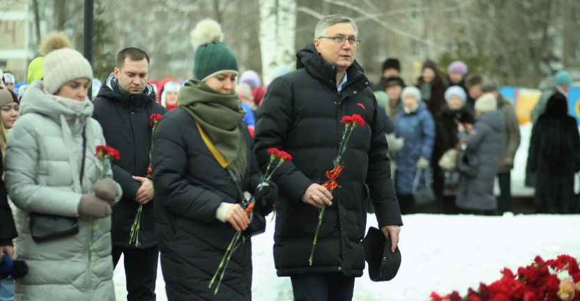 Сотрудники Кемеровостата возложили цветы к памятнику в честь защитников блокадного Ленинграда